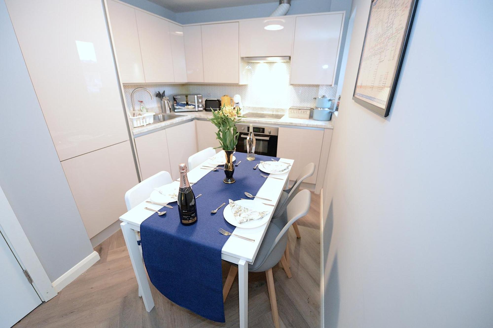 2 Bed Terraced Flat Piccadilly Line Appartamento *