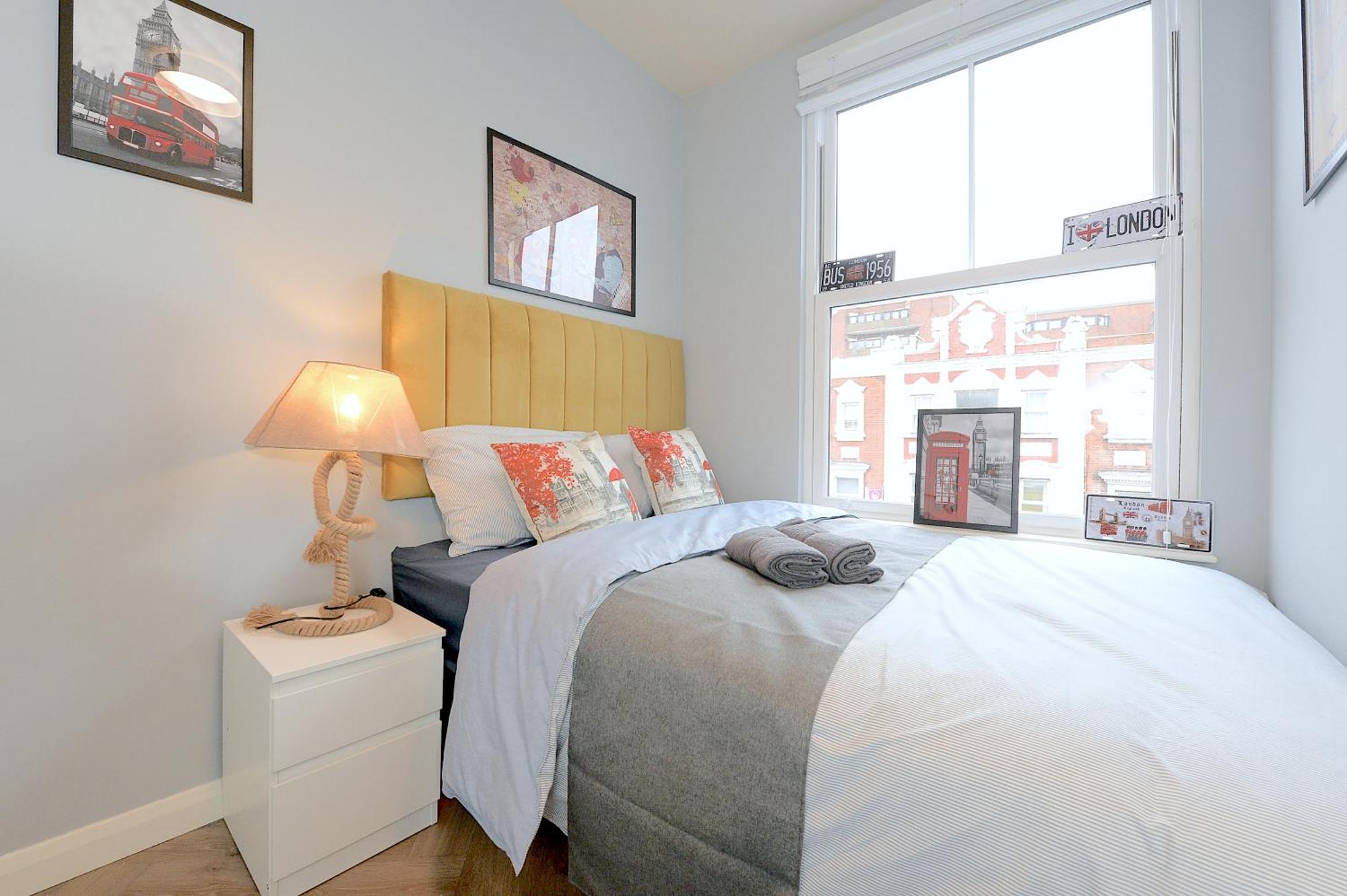 2 Bed Terraced Flat Piccadilly Line * Londra