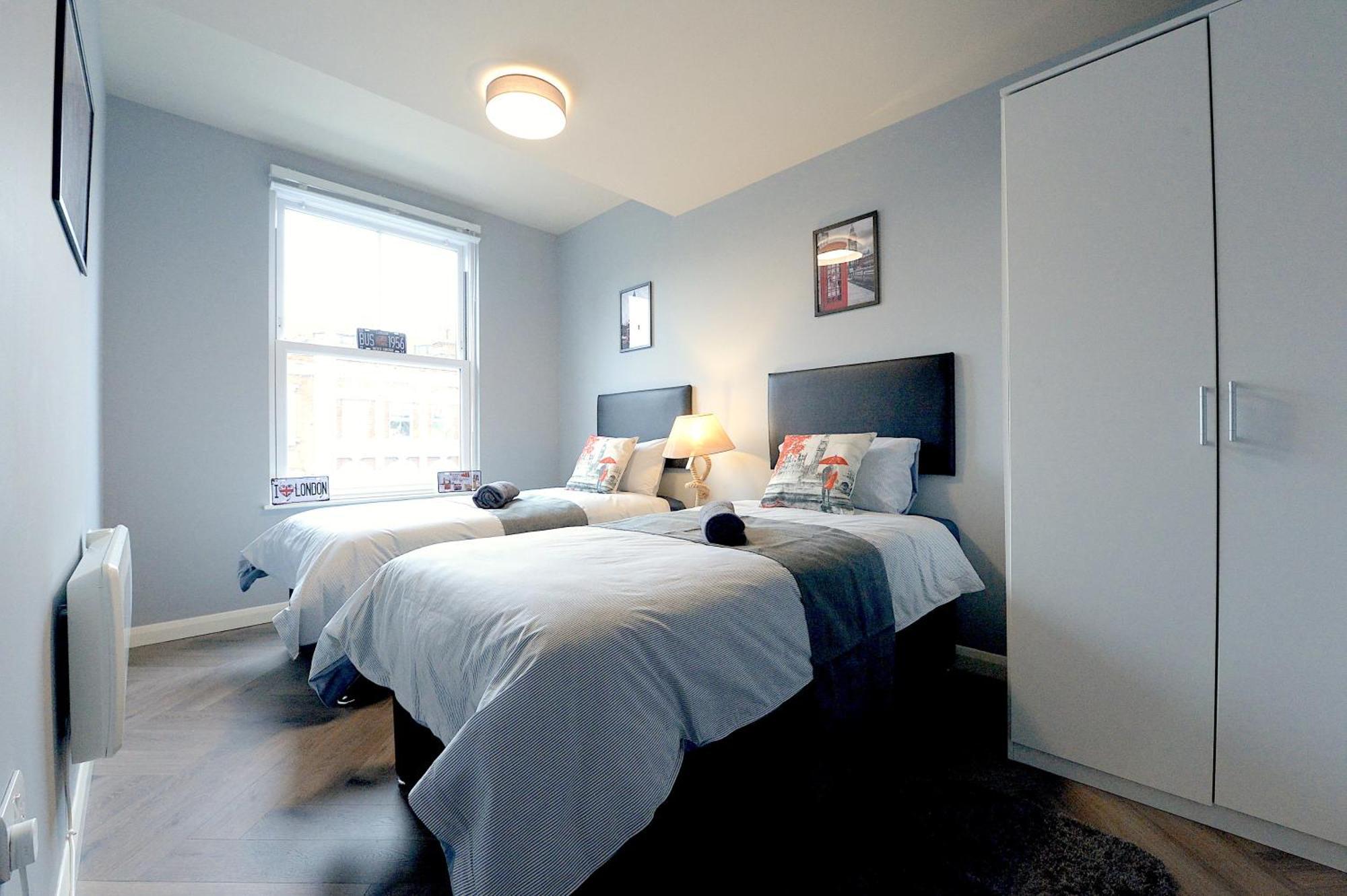 2 Bed Terraced Flat Piccadilly Line * Londra